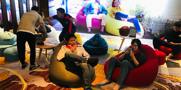 同學(xué)現(xiàn)場(chǎng)體驗(yàn)尚都家居Luckysac懶人沙發(fā)豎大拇指夸“好！”