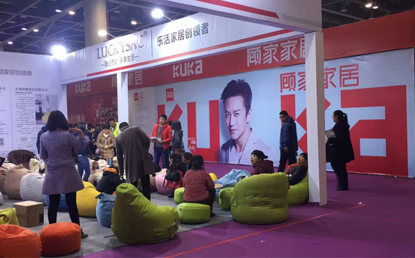 客戶找懶人沙發(fā)休閑家具廠：他們都找你們合作，我也找你們肯定錯不了